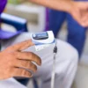 Oxymètre de pouls au bout du doigt | Haute précision | SpO2 | Indice de perfusion | Écran OLED | Certifié CE | Fréquence cardiaque - Thumbnail Image 3